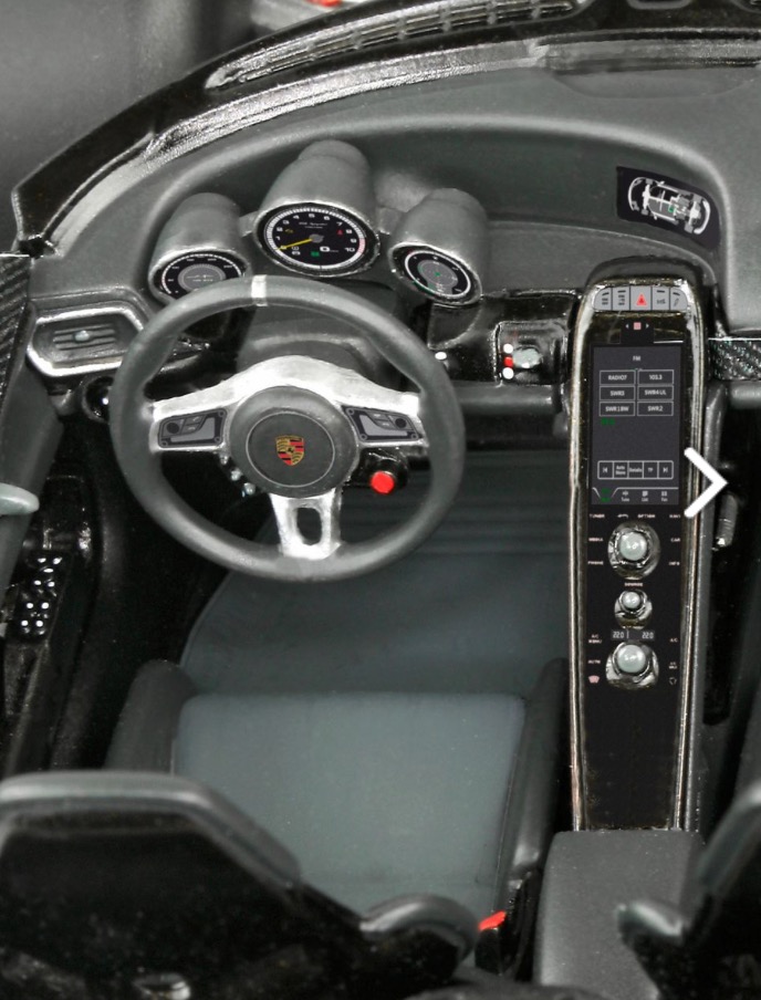 Porsche-918-Spyder-Bausatz-Cockpit