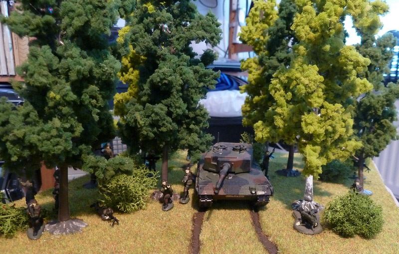 Leopard 2 fährt durch Bäume - in 1zu72
