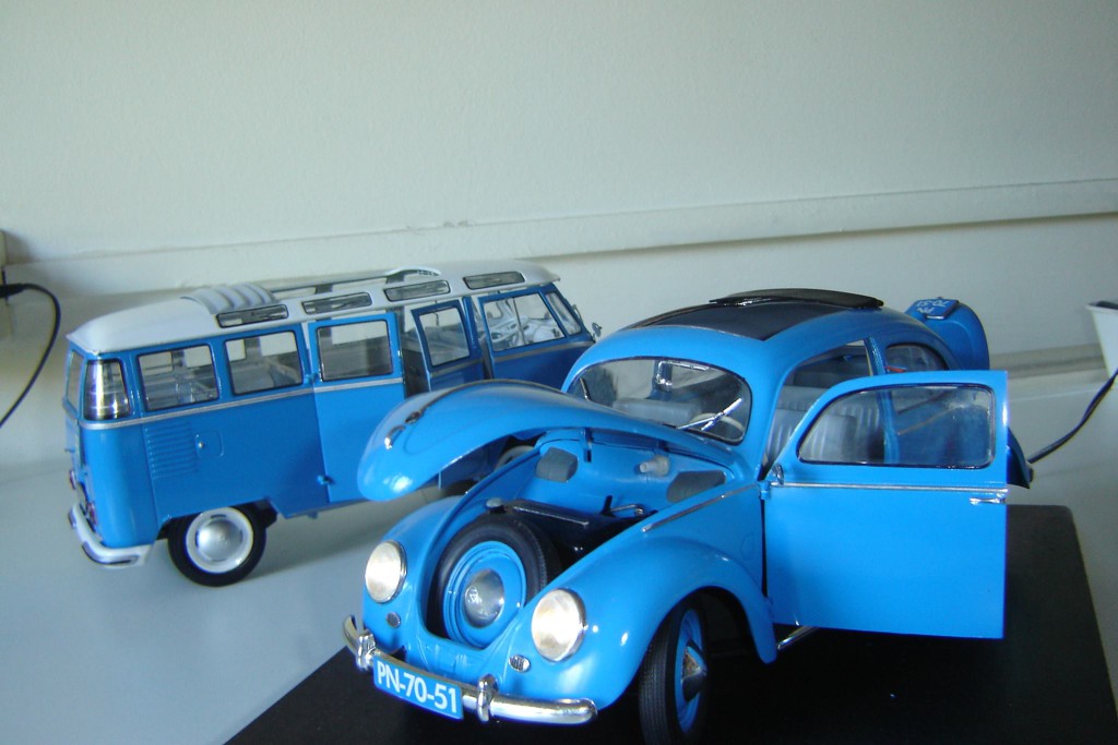 Käfer und Bulli in blau