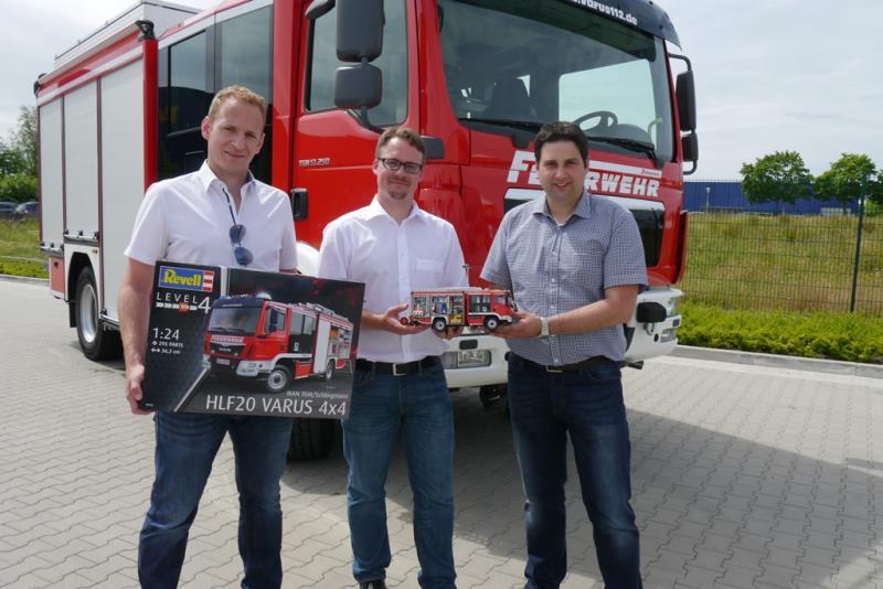 Schlingmann Geschaeftsfuehrung und Revell Produktmanager vor Feuerwehrauto