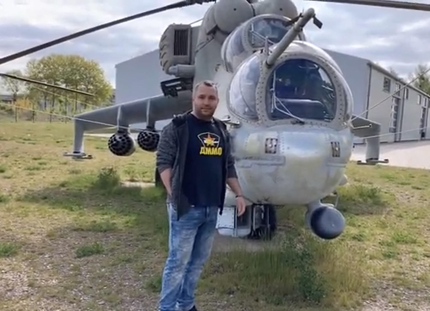 Modellbauer Erik vorm Mil Mi-24 NATO-Codename: Hind, deutsch Hirschkuh